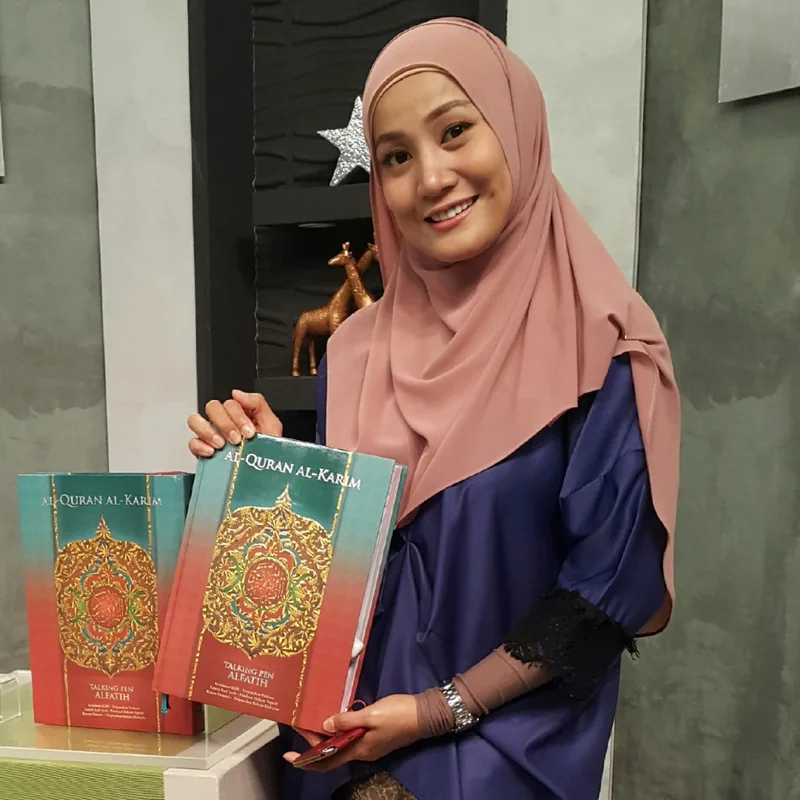 Selebriti bersama Mushaf Al-Fatih