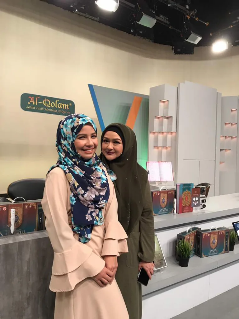 Pengacara TV di Set Siaran bersama Mushaf Al-Fatih