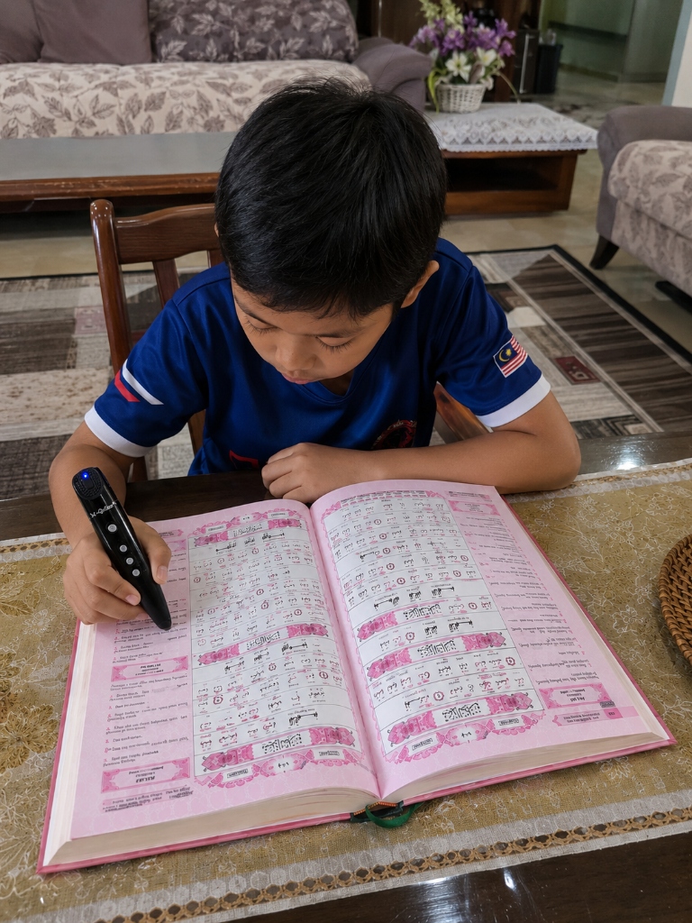 Anak-anak Bebas Skrin Mengaji Dengan Pen Digital
