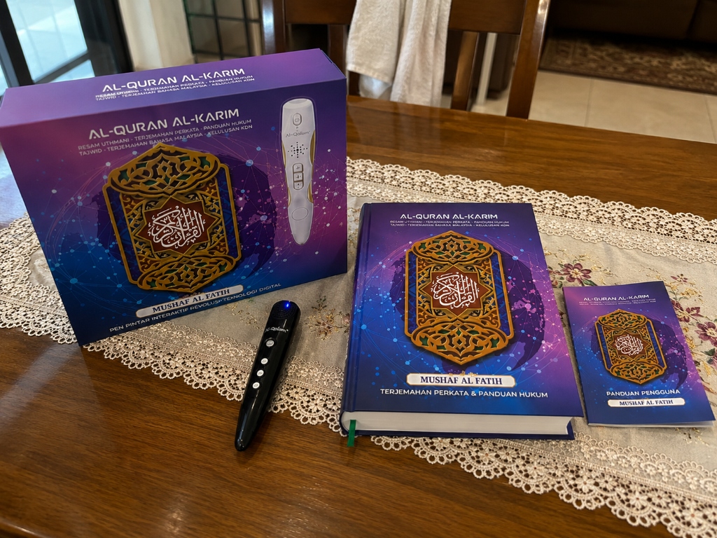 Gambar snap fon pelanggan: Set lengkap kotak ungu, Quran, pen & buku panduan atas meja